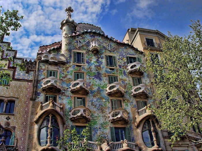 Знаменитый «Дом из костей» в Барселоне (Casa Batllо).